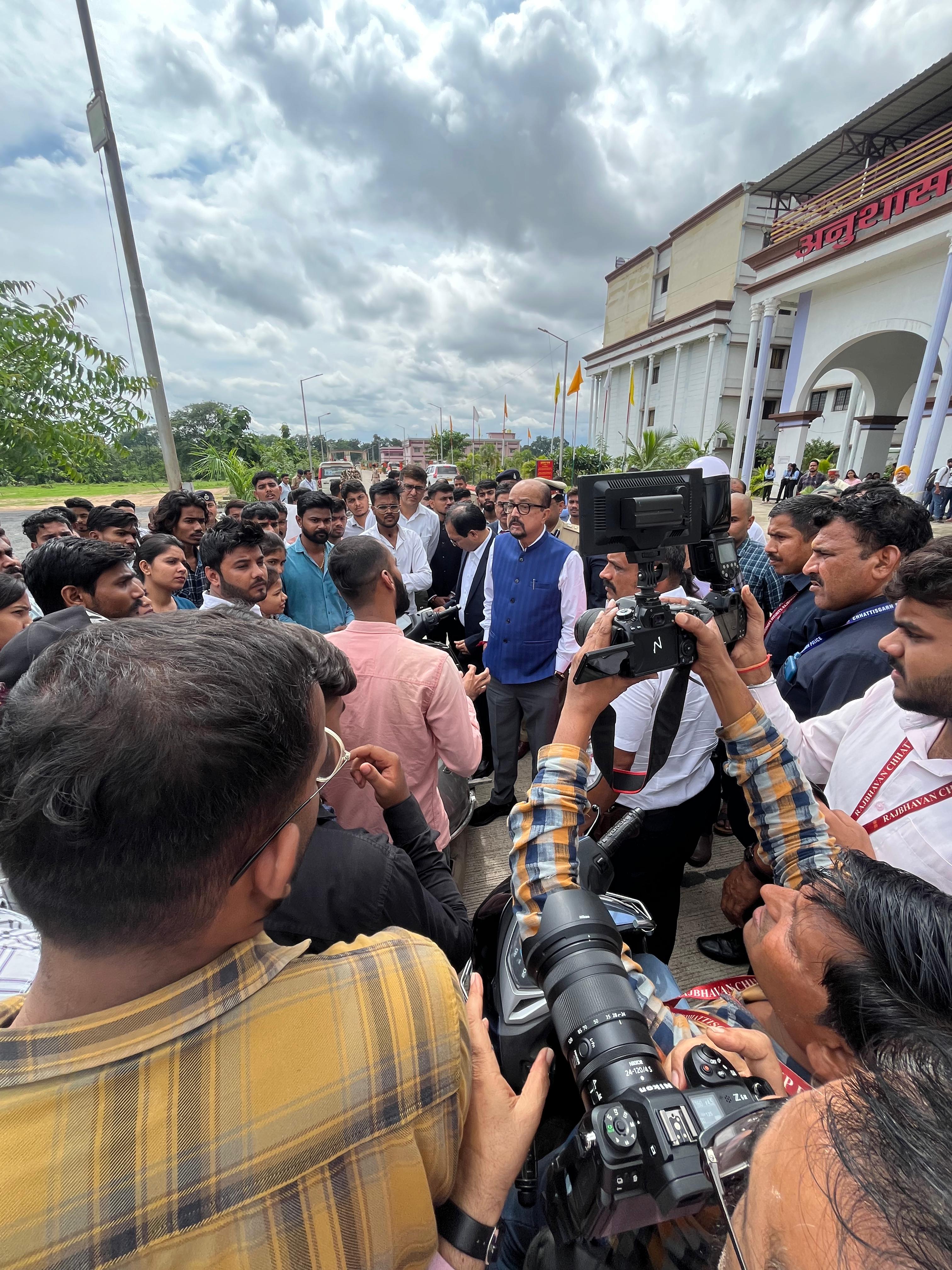 राज्यपाल के औचक निरीक्षण में अटल बिहारी वाजपेयी विश्वविद्यालय में भ्रष्टाचार का भंडाफोड़, छात्रों ने कुलपति को हटाने की मांग की
