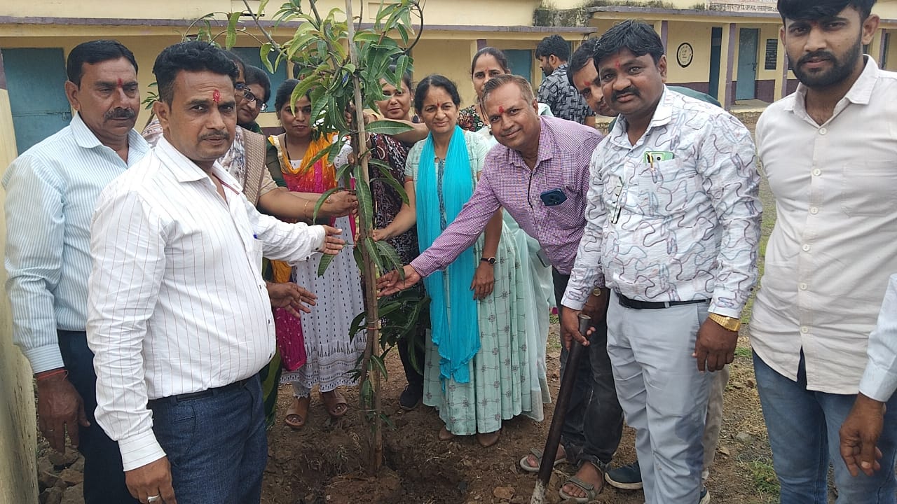  लाबरिया में 'एक पेड़ मां के नाम' अभियान: हरियाली अमावस्या पर एसडीएम और बीईओ ने किया वृक्षारोपण