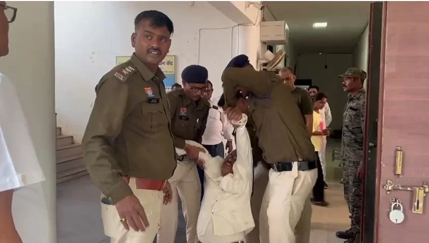 कलेक्टरेट में अधेड़ व्यक्ति ने खुद पर मिट्टी तेल डालकर लगाई आग, पुलिस और कर्मचारियों की तत्परता से टला बड़ा हादसा