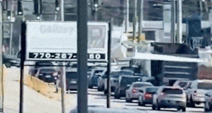 अमेरिका में चलती सड़क पर प्लेन की आपात लैंडिंग, कई कारों से टकराया – देखें वीडियो