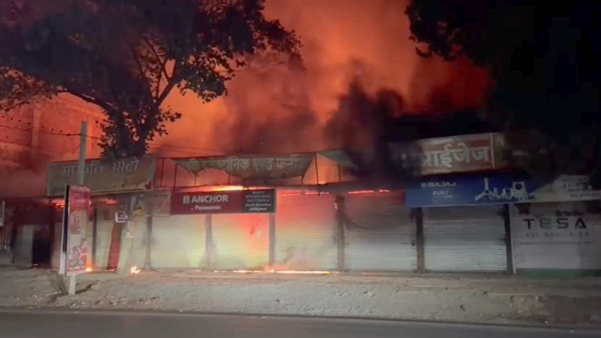 बाजार में भीषण अग्निकांड, कई दुकानें जलकर राख, करोड़ों का नुकसान