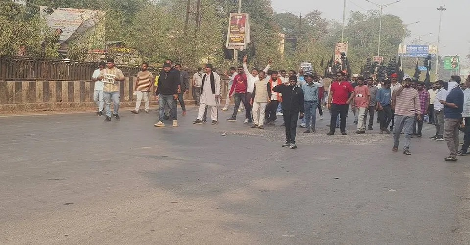 रजिस्ट्री शुल्क के विरोध में उतरे फिल्म अभिनेता, बिना अनुमति प्रदर्शन करने पर पुलिस ने किया गिरफ्तार