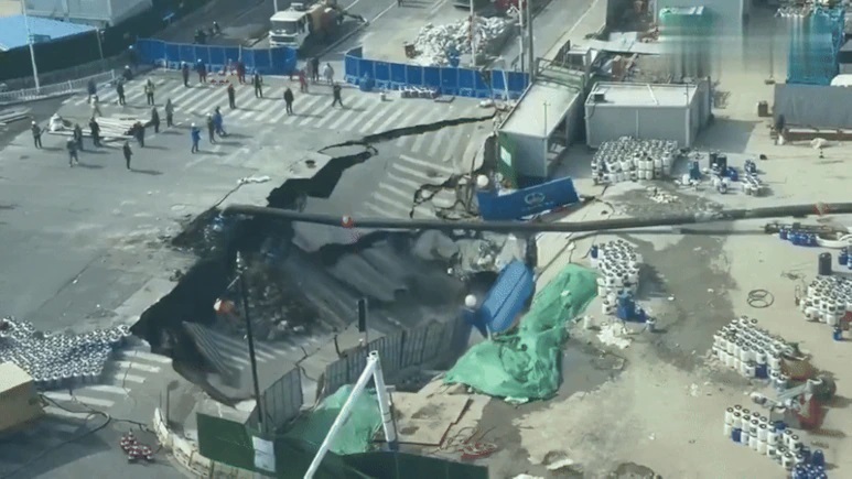 सड़क धंसते ही खुला ‘पाताल का दरवाजा’, चीन से वायरल हुआ रोंगटे खड़े कर देने वाला VIDEO