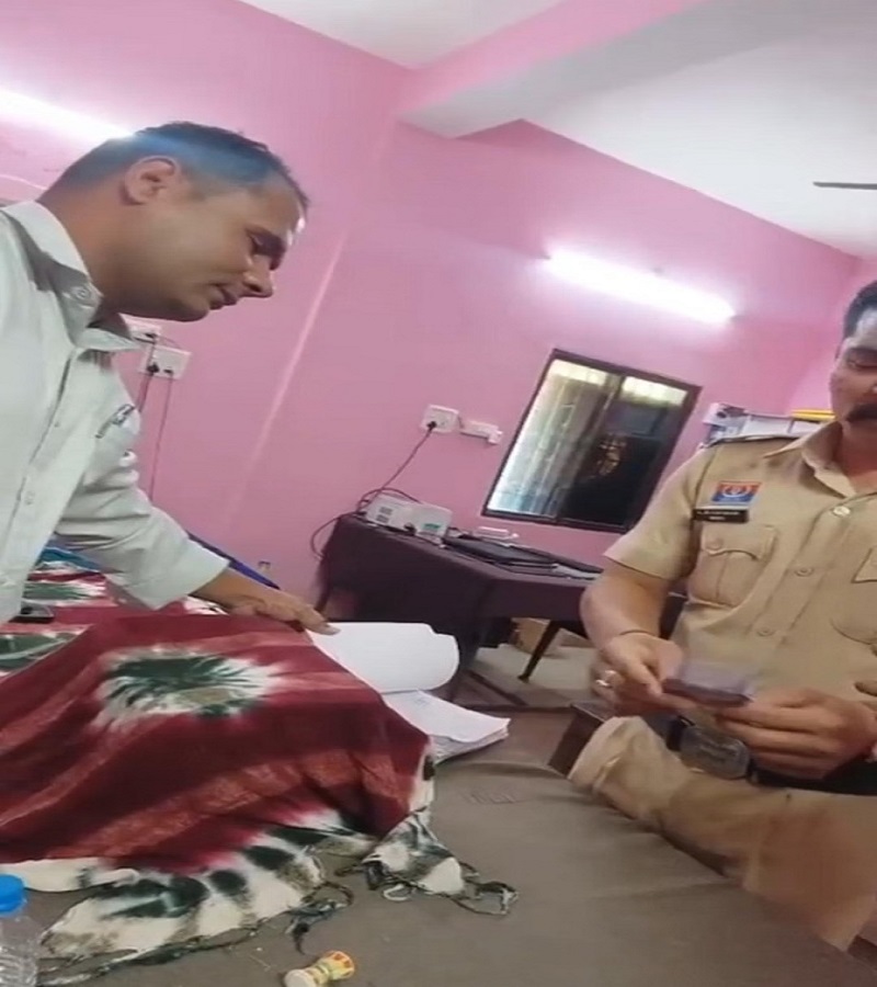 वीडियो में पुलिसकर्मी पैसे लेते पकड़े गए, SI समेत दो निलंबित
