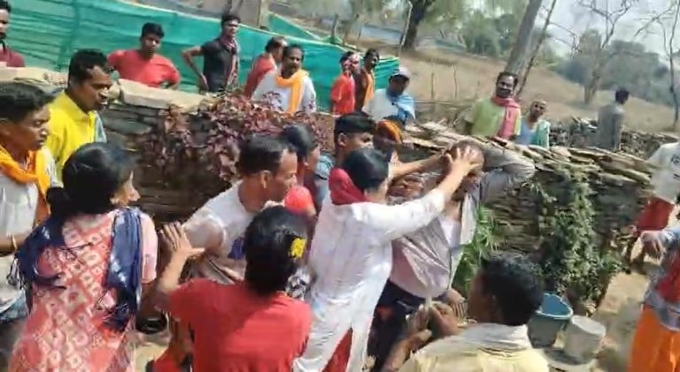 गांव में बाहरी परिवार पर विवाद, धर्म प्रचार के आरोप से बढ़ा तनाव, पास्टर से मारपीट के बाद मामला थाने पहुंचा