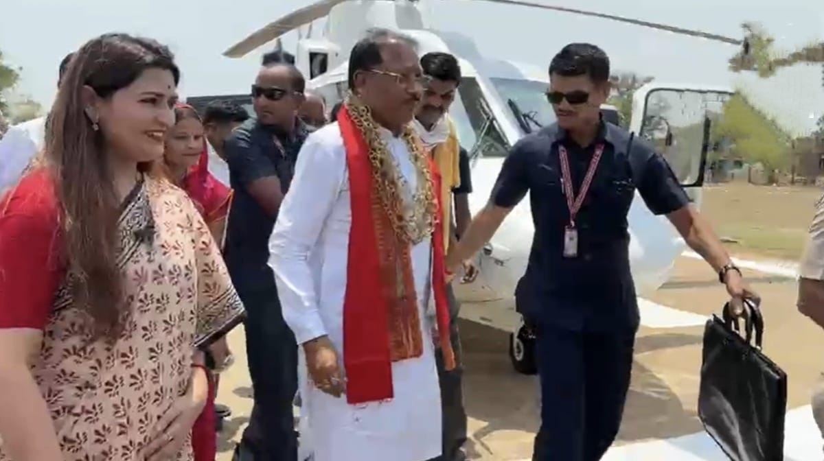 कवर्धा के कुई-कुकदूर में अचानक उतरा सीएम साय का हेलिकॉप्टर, पेड़ के नीचे लगेगी चौपाल