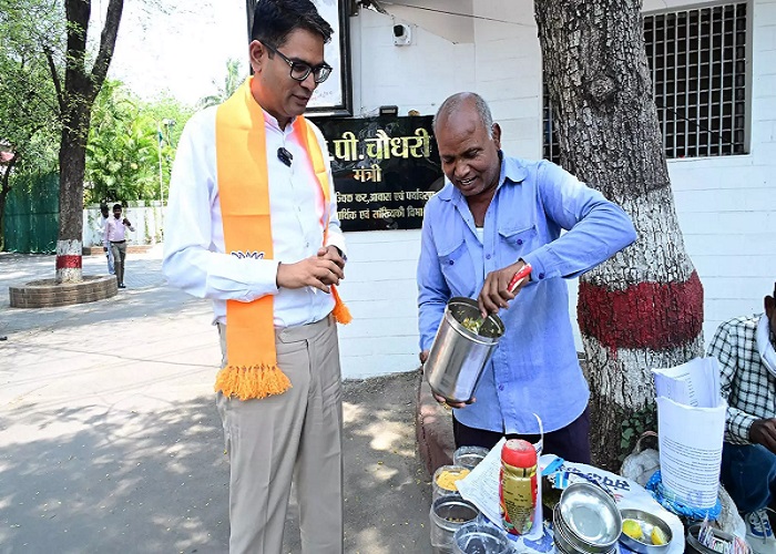 झालमुड़ी के साथ सियासी जीत का जश्न, वित्त मंत्री ओपी चौधरी ने शेयर किया VIDEO