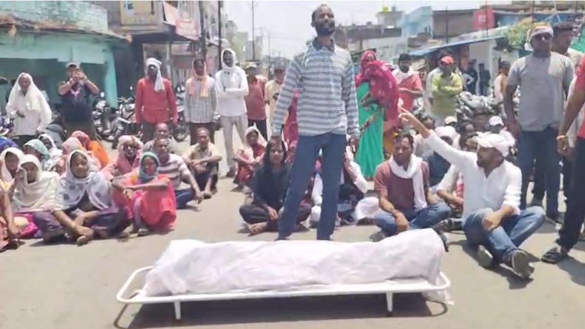 अस्पताल में ड्यूटी के दौरान महिला गार्ड की मौत, परिजनों का मुआवजे की मांग को लेकर सड़क जाम कर प्रदर्शन