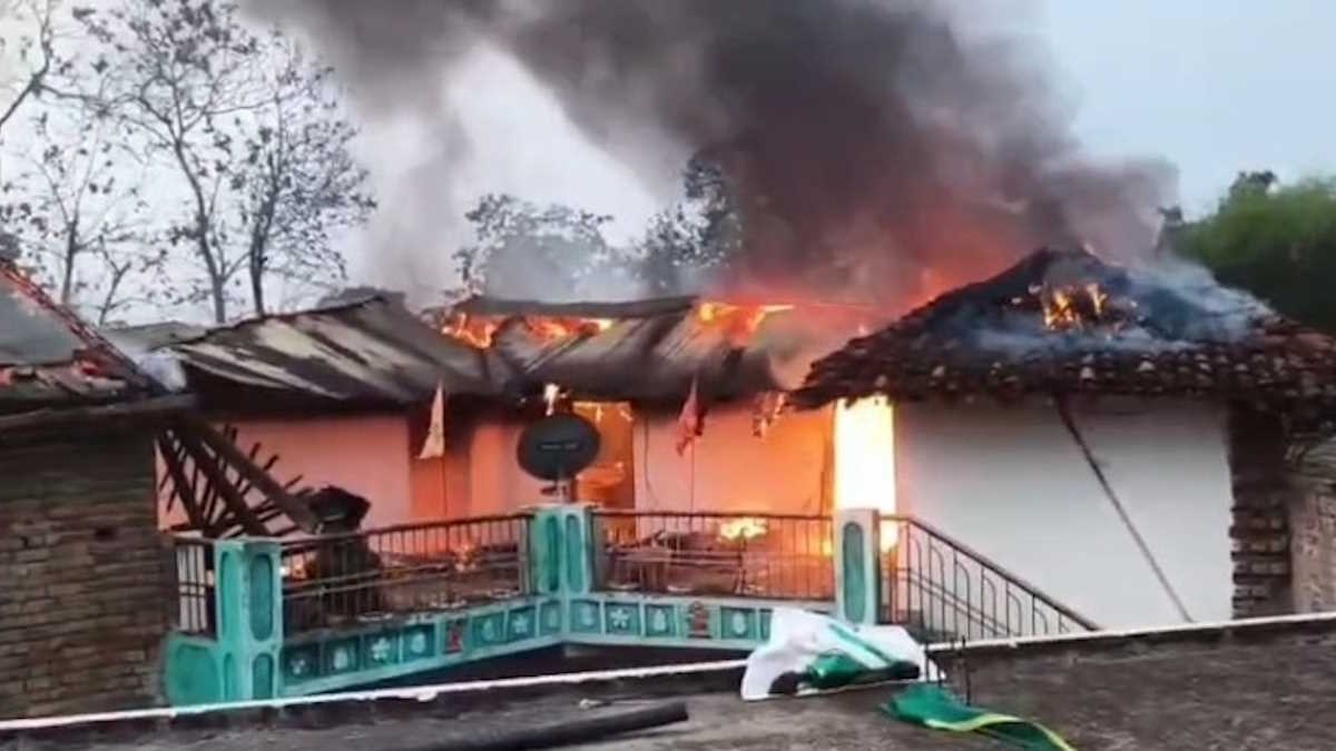 आकाशीय बिजली गिरते ही खपरैल घर में लगी आग, खेत की रखवाली कर रहे किसान की हुई मौत