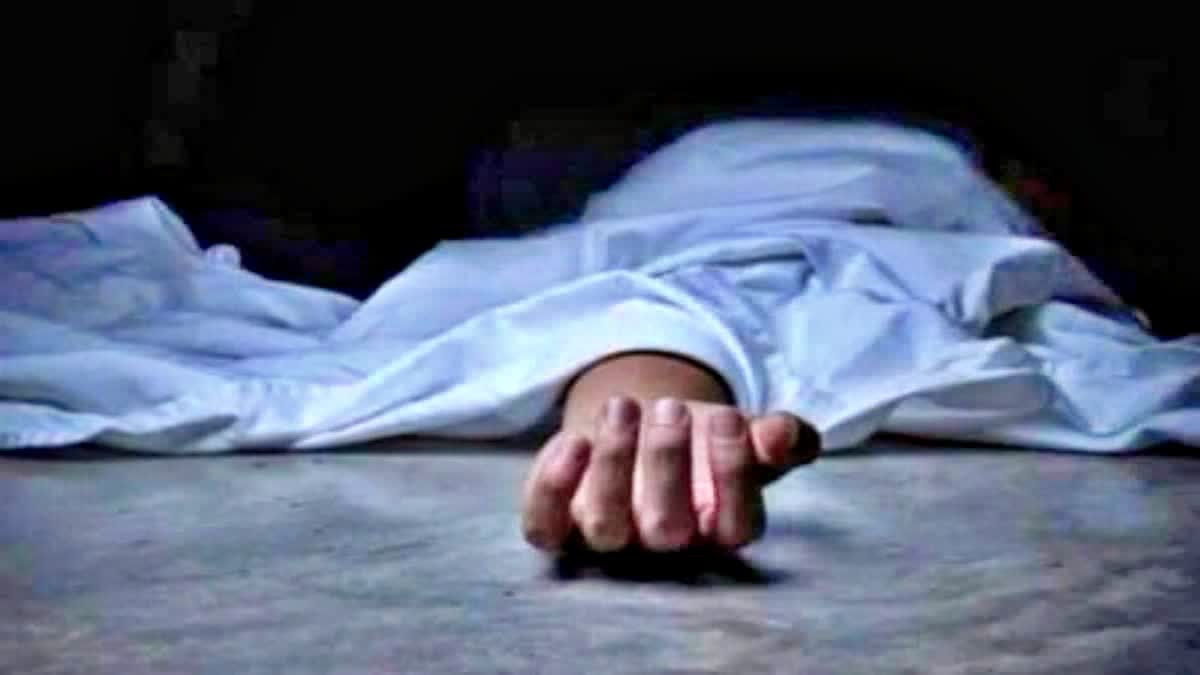 शव के पास मिला महुआ शराब
