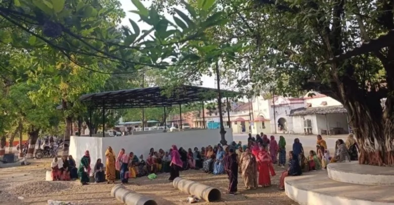 श्मशान की जमीन पर सब स्टेशन बनाने का विरोध, हंगामे के बाद ग्रामीण को पुलिस ने बसों में भरकर भेजा जेल