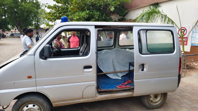 होटल में खौफनाक वारदात...महिला की ब्लेड से गला रेतकर हत्या, पति-बेटा गंभीर घायल