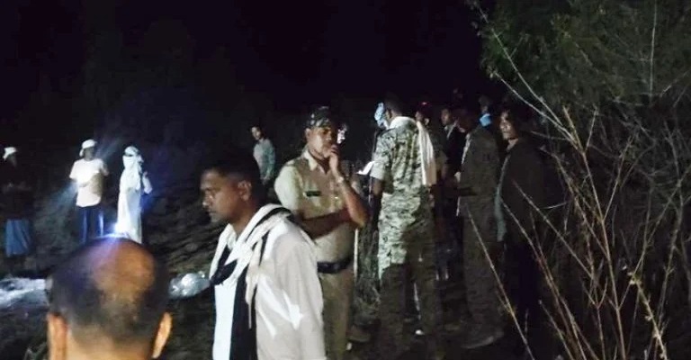खेत में अचानक दिखी कब्र से मचा हड़कंप... लापता महिला का मिला दफन शव