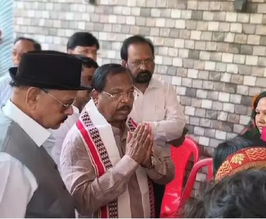  पीड़ित परिवार से मिले मंत्री रामविचार नेताम, हर संभव मदद का दिया भरोसा