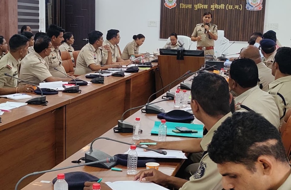 अवैध गतिविधियों, बाहरी प्रवासियों और संदिग्धों पर रखें कड़ी निगरानी