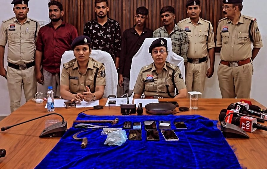लूटकांड में 4 आरोपी गिरफ्तार, 4 नाबालिगों पर विधिसम्मत कार्रवाई