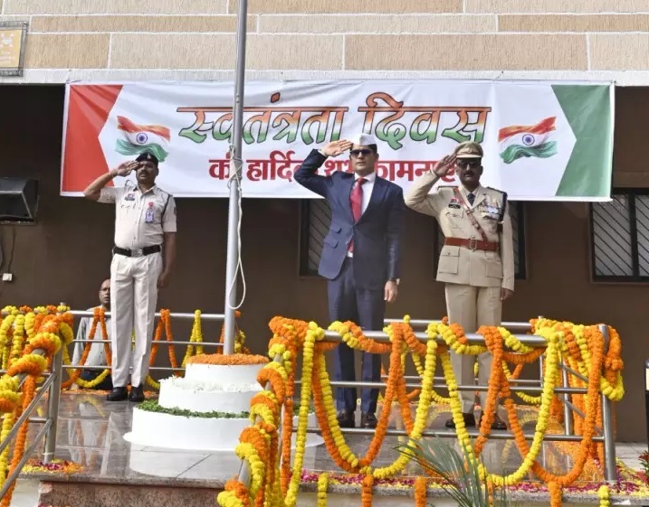 सचिव अविनाश चम्पावत ने ली परेड की सलामी