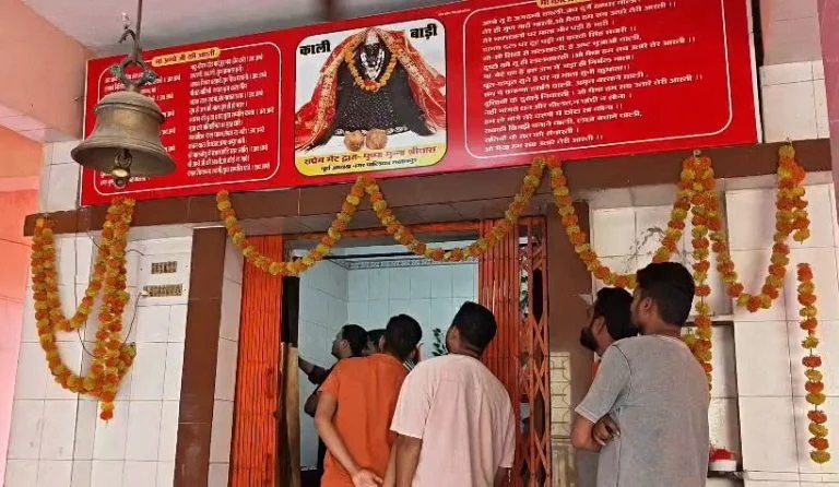 काली मंदिर में चोरों ने बोला धावा, दानपेटी समेत सोने-चांदी के आभूषण पार