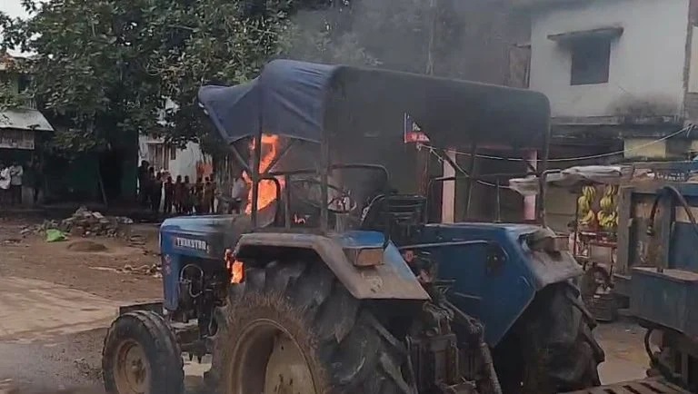 गुस्साए ग्रामीणों ने ट्रैक्टर फूंका और चालक की कर दी पिटाई