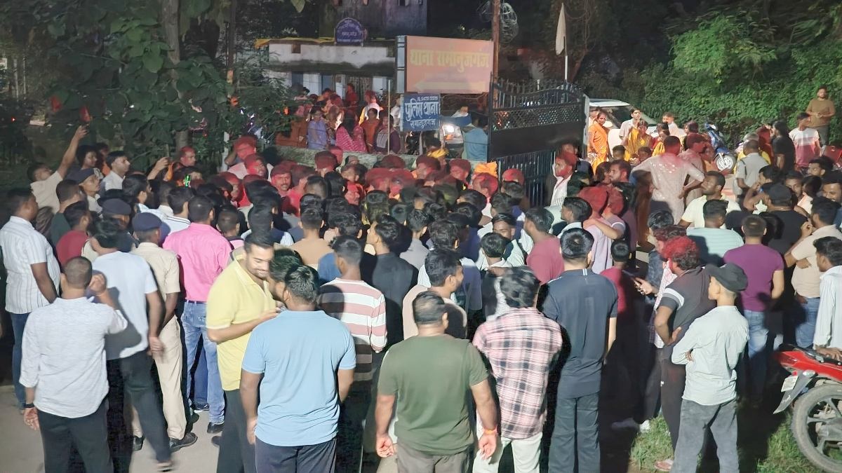 गणेश विसर्जन जुलूस में बवाल! डीजे बंद कराने पर भड़के समिति के लोग, थाने का किया घेराव